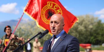 Haradinaj falënderon qytetarët që bën homazhe në Gllogjan për 27 vjetorin e rënies së Luanit