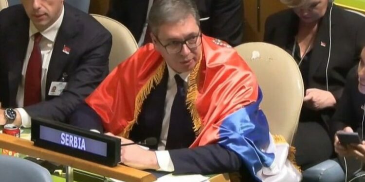 Vuçiqit i humbë “busulla” pas votimit për Srebrenicën, mbështjelljet me flamurin serb