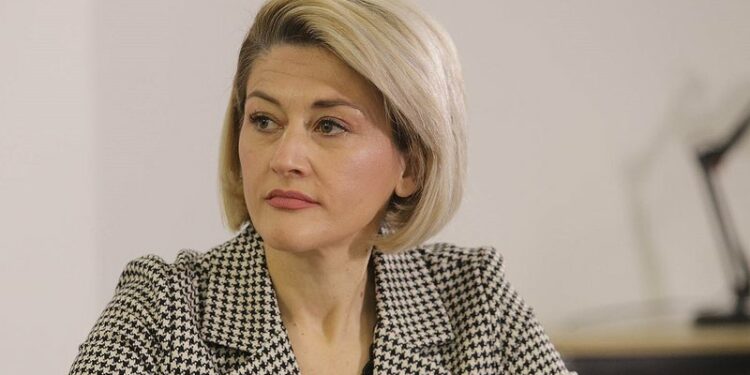 Mimoza Kusari i reagon Peter Stanos pas deklaratës për masat: A ka kredibilitet ai?