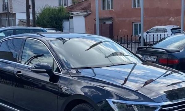 Vetura “mollë sherri”, burri e thërret policinë dhe thotë se nuk do të jetojë më me gruan e tij
