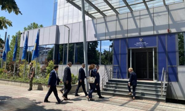 Kurti pret në takim ministrin e Brendshëm izraelit
