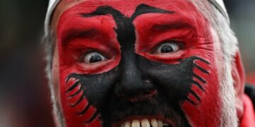 UEFA publikon në faqen zyrtare 10 fotografi të tifozëve shqiptarë të ngjyrosur me shqiponjë