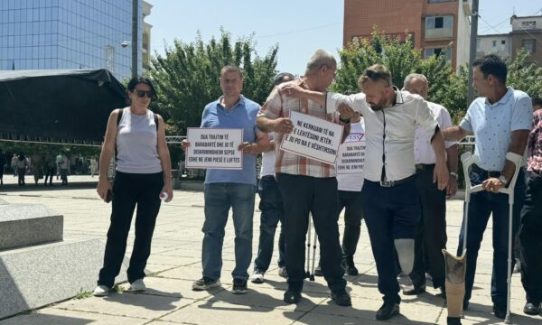 Të plagosurit civil nga minat kërkojnë përkrahje nga Kurti, thonë se nuk e mbajti premtimin që ua dha