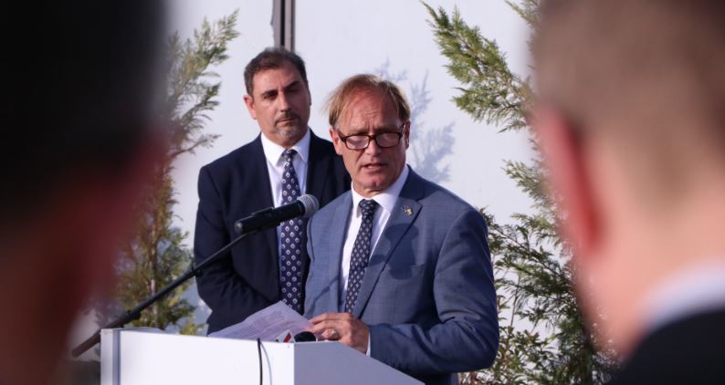 Ambasadori suedez thekson nevojën për miratimin e Kodit civil dhe nevojën për strehimore për LGBTQ+ në Prishtinë