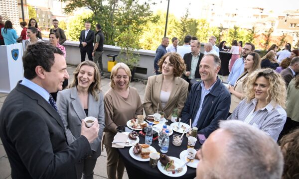 Kurti pi kafe me stafin civil në Kryeministri, thotë se i falënderoi për punën