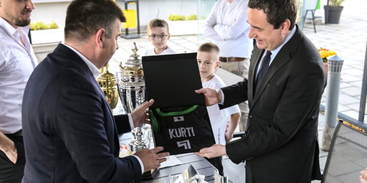 Kryeministri Kurti takon kampionët e Kosovës në basketboll: KB Trepça është e tashmja dhe e ardhmja e basketbollit
