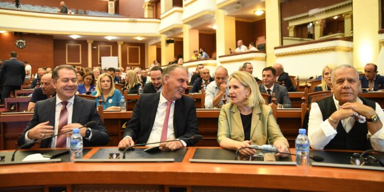 Limaj në Parlamentin e Shqipërisë, nderohet për kontributin e dhënë për lirinë e Kosovës