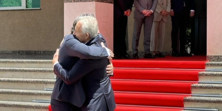 Përqafim i ngrohtë i Perparim Ramës me Tony Blair