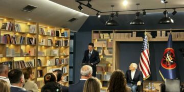 Abdixhiku takohet me Clark: Për ndihmën që i dhe Kosovës në kohë të errëta, do të mbahesh mend gjithmonë