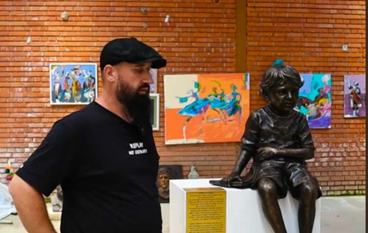 Skulptori që e skaliti historinë e Leotrim Ahmetit, kërkesë publike Edi Ramës për të ndarë një hapësirë për vendosje të skulpturës edhe në Tiranë