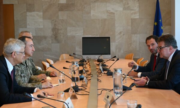 Lajçak me komandantin e KFOR’it njëzëri: Secili vendim për Urën e Mitrovicës duhet të merret në kuadër të dialogut