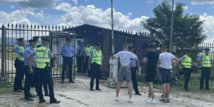 Policia ua largon bluzat provokuesve serbëve në Gazimestan