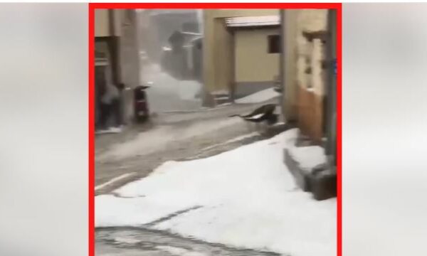 Pamje apokaliptike nga Lubinja e Prizrenit – Vërshohet i gjithë fshati, breshëri mbulon trotuaret