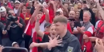 Polici gjerman i bashkohet festës në Hamburg, e bën shqiponjën dhe vallëzon me tifozë shqiptarë