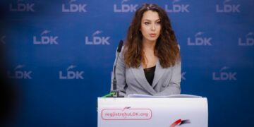 Kica-Xhelili: Shefja e VV’së e shndërroi Radojiçiqin nga një terrorist në “zemlak” miqësor