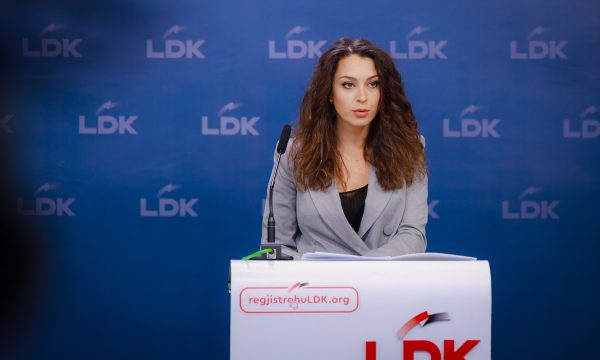 Kica-Xhelili: Shefja e VV’së e shndërroi Radojiçiqin nga një terrorist në “zemlak” miqësor