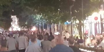 Rrahje masive në sheshin e Mitrovicë, një person përfundon në spital