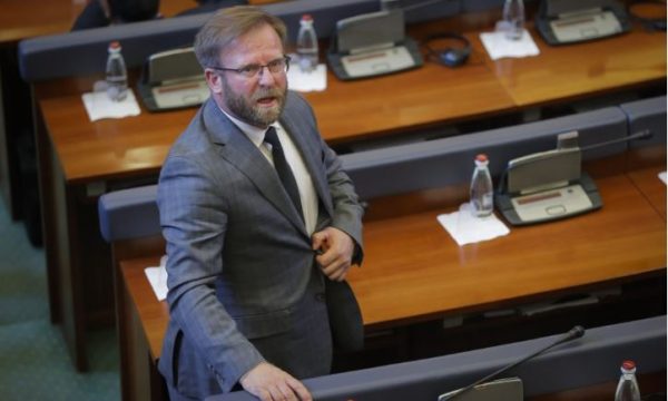 Abazi publikon dokumentin, thotë se Qeveria e Kosovës më 2021 nënshkroi kontratë me kompaninë që ka lidhje me Radoiçiqin