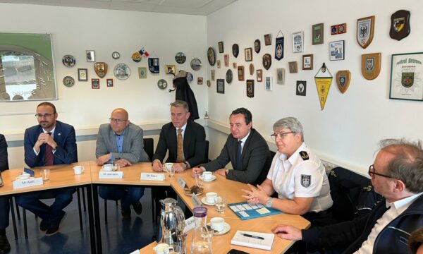 Kurti flet me Sarrazinin për sigurimin e një skaneri për monitorimin e kamionëve të mëdhenjë në kufi
