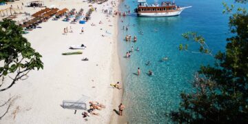Media franceze “Aufeminin”: Shqipëria, destinacioni më në tendencë për verën e vitit 2024