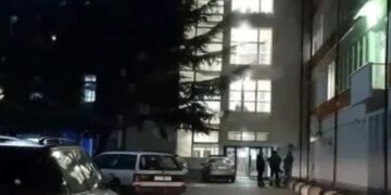 Spitali i Pejës del me njoftim: Zjarri u vu qëllimshëm nga një person i maskuar