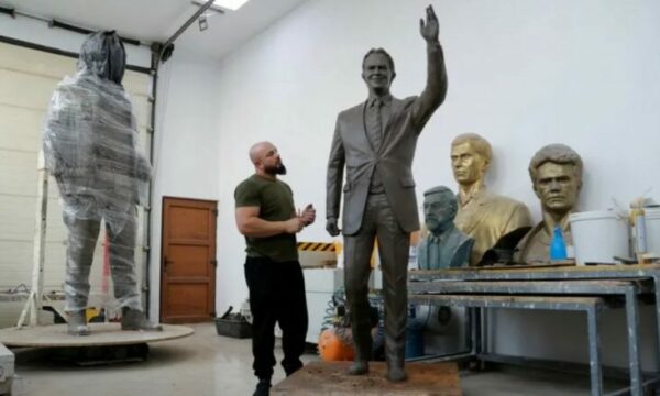 Statuja e ish-kryeministrit britanik Tony Blair, po vendoset në Ferizaj