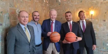 Ish-Kryeministri kanadez që kishte luajtur basketboll me refugjatët kosovarë më ’99: Bravo Kosova