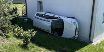 E çuditshme/ Shiko ku dhe si ka përfunduar një veturë në Slivovë (Foto)