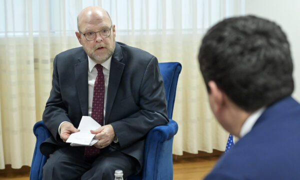 Hovenier: Qeveria duhet të marrë disa vendime të vështira – ajo që po kërkojmë është në të mirë të Kosovës