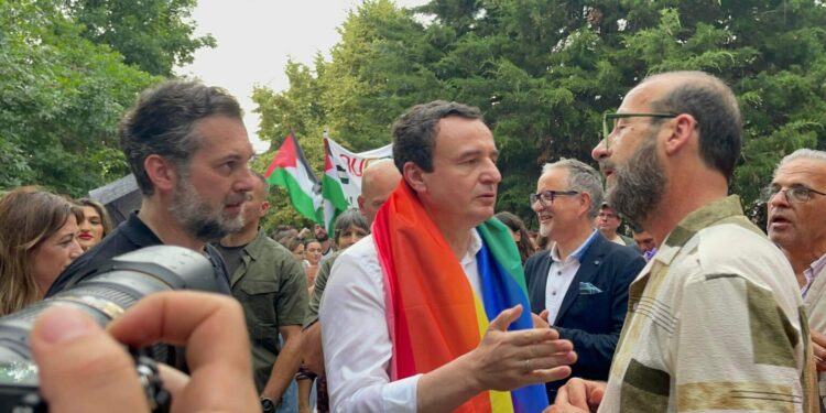 I mbështjellë me flamurin e LGBTIQA+ – Pamje të Kurtit në Paradë