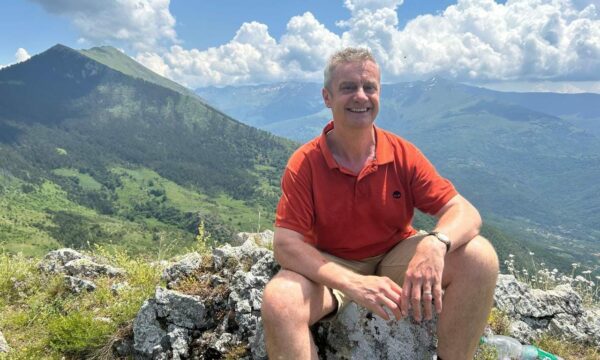 Ambasadori britanik ngjitet në malet e Sharrit: Vendi më i bukur që kam qenë ndonjëherë