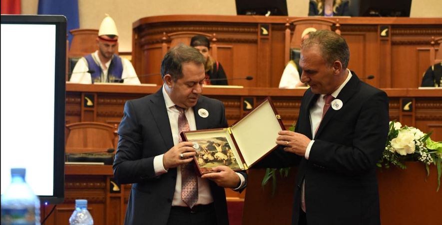 Limaj merr mirënjohje në Parlamentin e Shqipërisë për kontributin e dhënë për lirinë e Kosovës