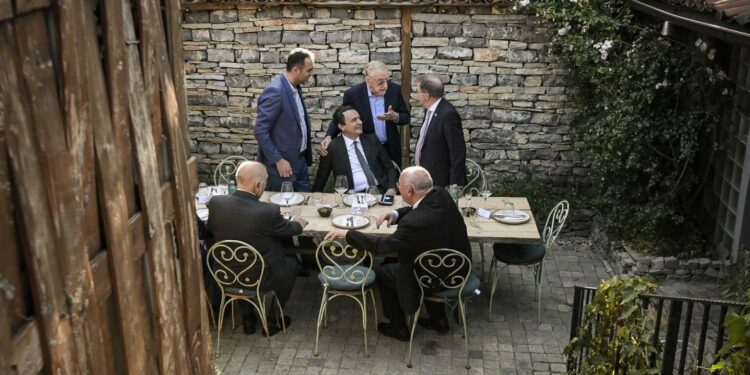 Kurti e Konjufca drekojnë me miqtë e Kosovës: Walker-in, Begaj-n, Mesiq-in e Robertson-in
