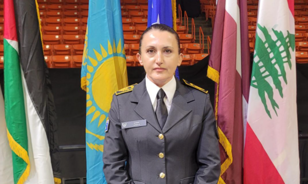 Rreshterja kosovare diplomon në Akademinë e Nënoficerëve në ShBA