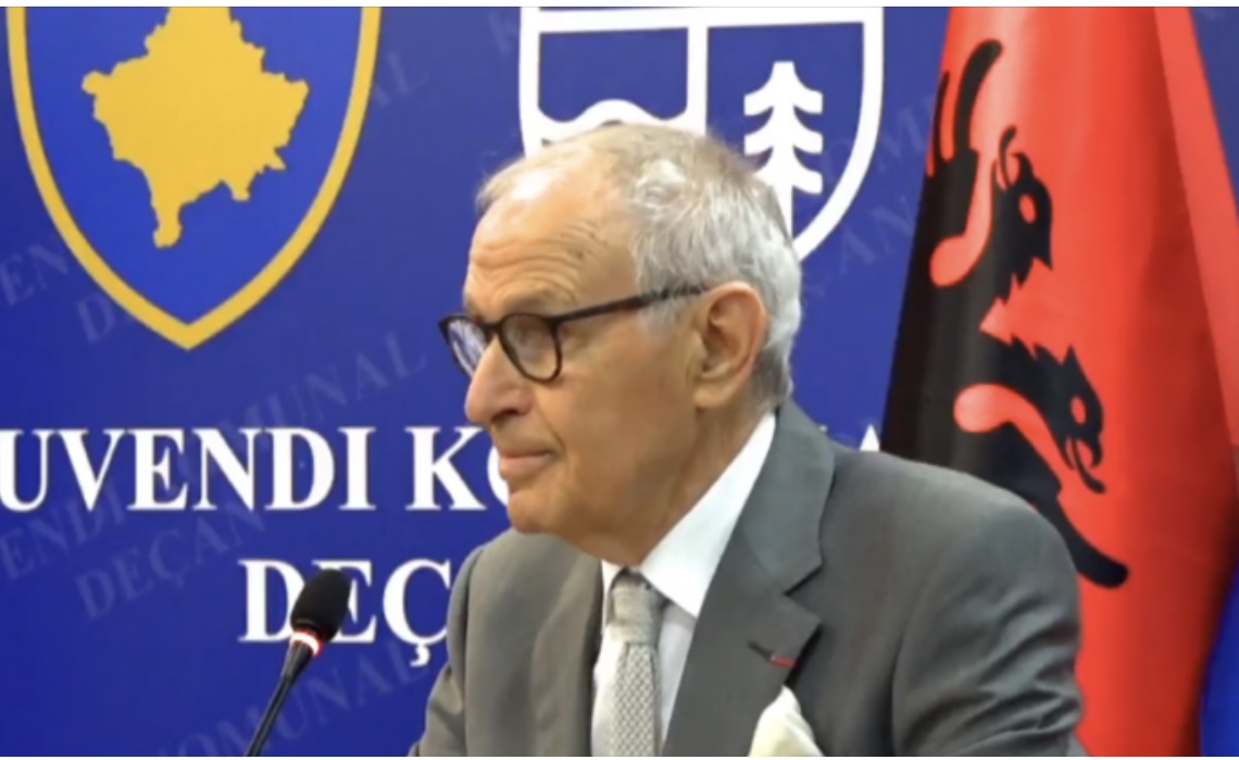 ​Komuna e Deçanit nderon me çmimin “Qytetar Nderi” neurokirurgun Mentor Petrela
