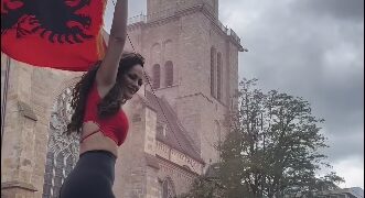 Xhuli në mes Dormundit, jo me pite por me flamur në përkrahje të Shqipërisë (Video)