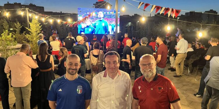 Kurti me ambasadorët De Riu dhe Malaj shijojnë ndeshjen Itali-Shqipëri