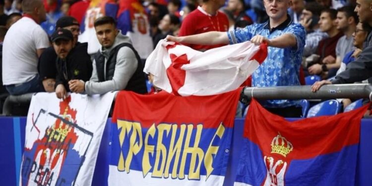 “Nuk ka dorëzim”, serbët e shfaqin flamurin provokues me hartën e Kosovës në të