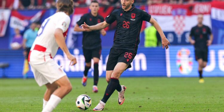 Shkëlqeu kundër Kroacisë, Dinamo Zagreb me postim të veçantë për Arbër Hoxhën