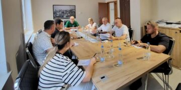 AAK-ja premton 50% rritje të pagës për të gjithë mësimdhënësit