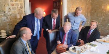 Ish-Kryeministri kanadez që kishte luajtur basketboll me refugjatët kosovarë më ’99: Bravo Kosova