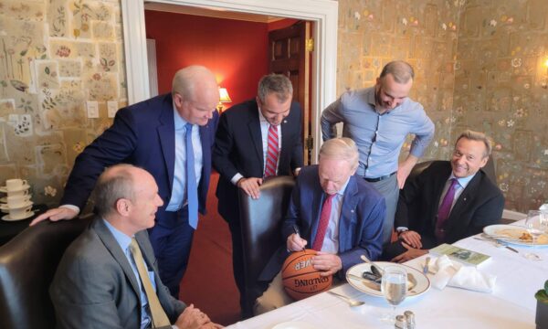 Ish-Kryeministri kanadez që kishte luajtur basketboll me refugjatët kosovarë më ’99: Bravo Kosova