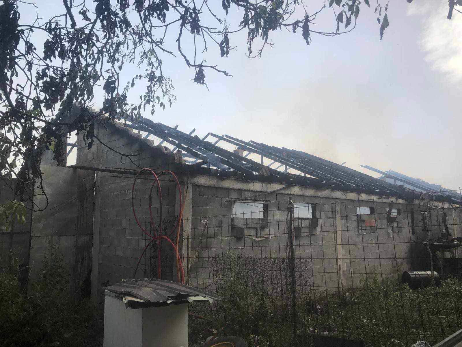 Lajm i keq: Digjet shtalla e fermerit Vatovci në Novolan të Vushtrrisë