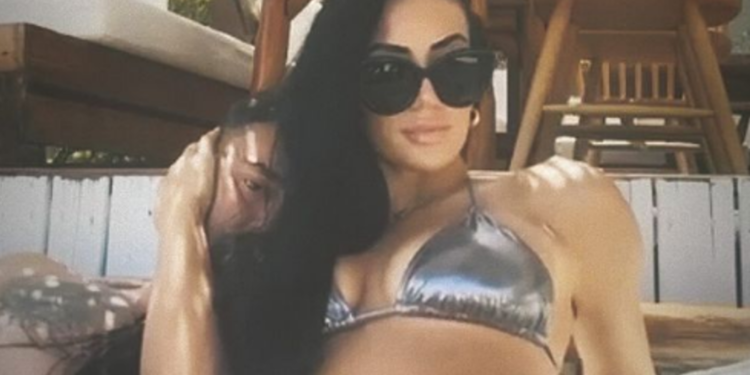 Të ngjitur për njëri-tjetrin, Roberti nis pushimet me të dashurën