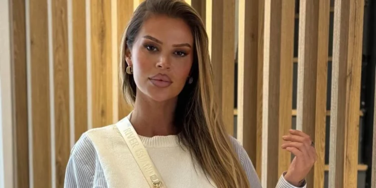 Santiana vazhdon të befasojë me pozat e joshëse në bikini gjatë pushimeve të saj