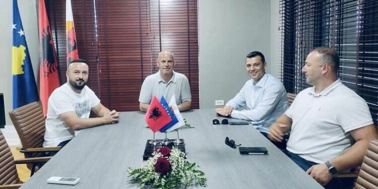 Lladrovci pret në zyrë Endrit Thaçin: Me urtësi dhe zgjuarsi, ndjek rrugën e nderit e atdhetarizmit