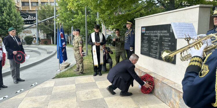 Përkujtohen ushtarët britanikë që humbën jetën gjatë shërbimit në Kosovë