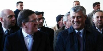 Robertson për Thaçin: Person i ndërlikuar me cilësi të liderit gjigand, ndoshta një ditë mund të kthehet në skenë