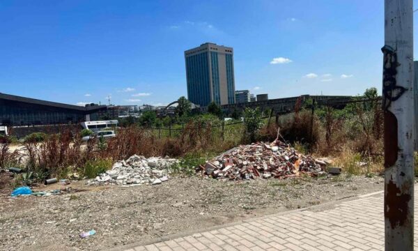 Pastrohet një zonë e kryeqytetit që ishte shndërruar në deponi inerte të mbeturinave, Rama: Po e shndërrojmë në zonë gjelbërimi