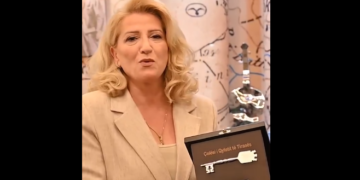 Velijaj i dhuron “Çelësin e qytetit”, Shkurte Fejzes, paralajmërojnë një surprizë për tifozët e kombëtares